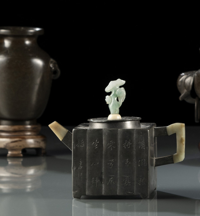 Teekanne aus Zinn mit Jade und Elfenbeinknauf, Inschrift, dazu Vase aus Bronze